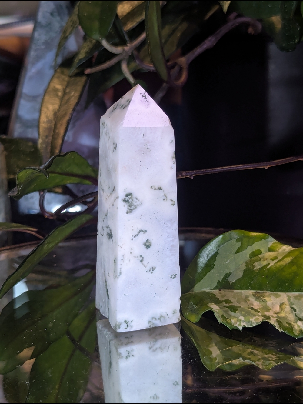 White and Green Moss Agate Point Tower - Veined Lightning With UV Light - Picture 6 of 6